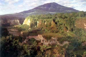 Ngarai Sianok Canyon und Gunung (Berg) Singgalang